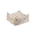 Grote zachte zandkleurige / beige poef met terrazzo printje, vierkant met grappige opstaande puntjes. Van bouclé stof, merk Wigiwama.