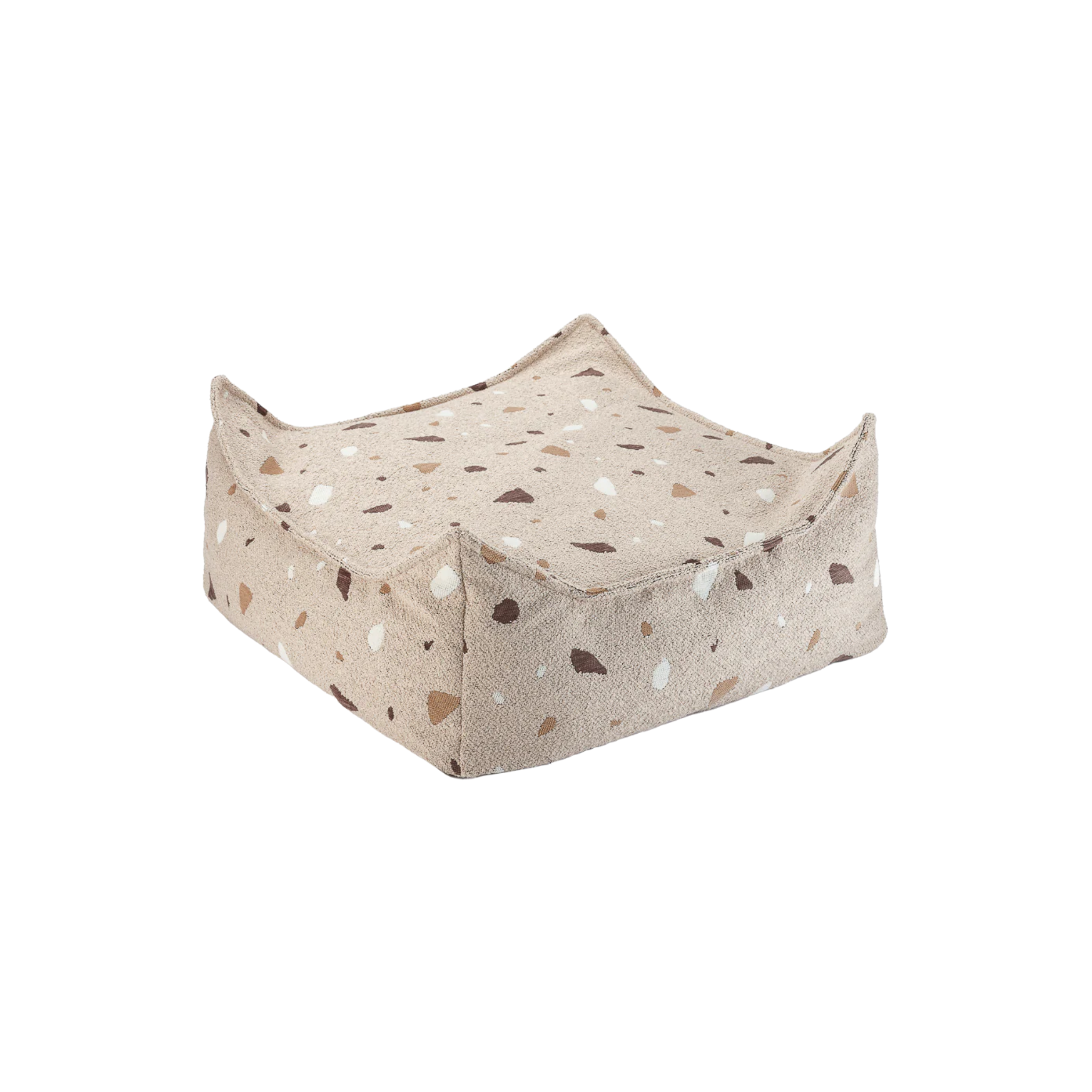 Grote zachte zandkleurige / beige poef met terrazzo printje, vierkant met grappige opstaande puntjes. Van bouclé stof, merk Wigiwama.